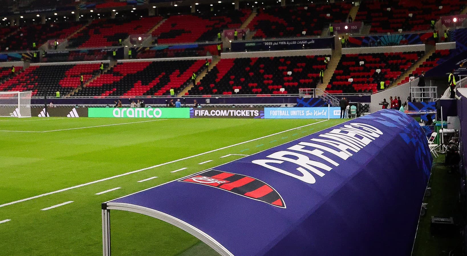 Estádio vazio antes da bola rolar para Cruz Azul x Flamengo; banco de reservas do Flamengo em destaque na imagem