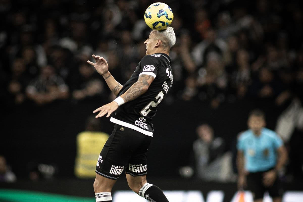 Puma Rodríguez, lateral do Vasco, cabeceando a bola