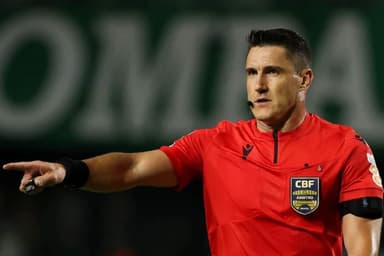 Árbitro Rafael Rodrigo Klein em ação