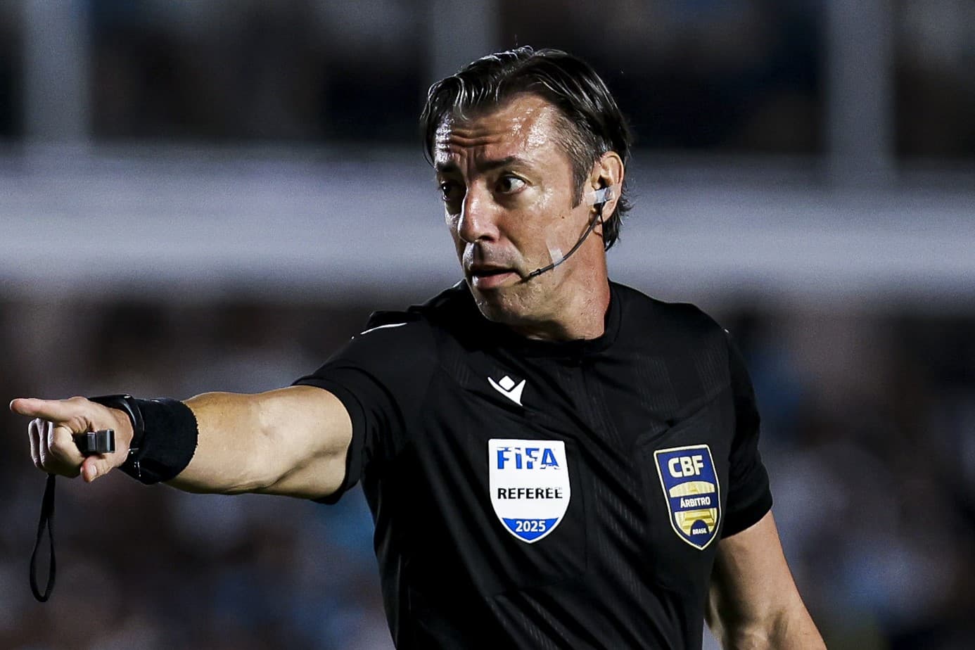 Raphael Claus aponta para o tiro de meta com a mão direita