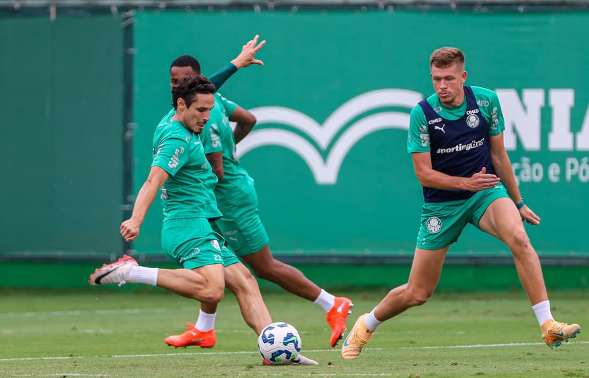 Raphael Veiga, que pode ser titular do Palmeiras contra o Atlético-MG, tenta chute em treinamento