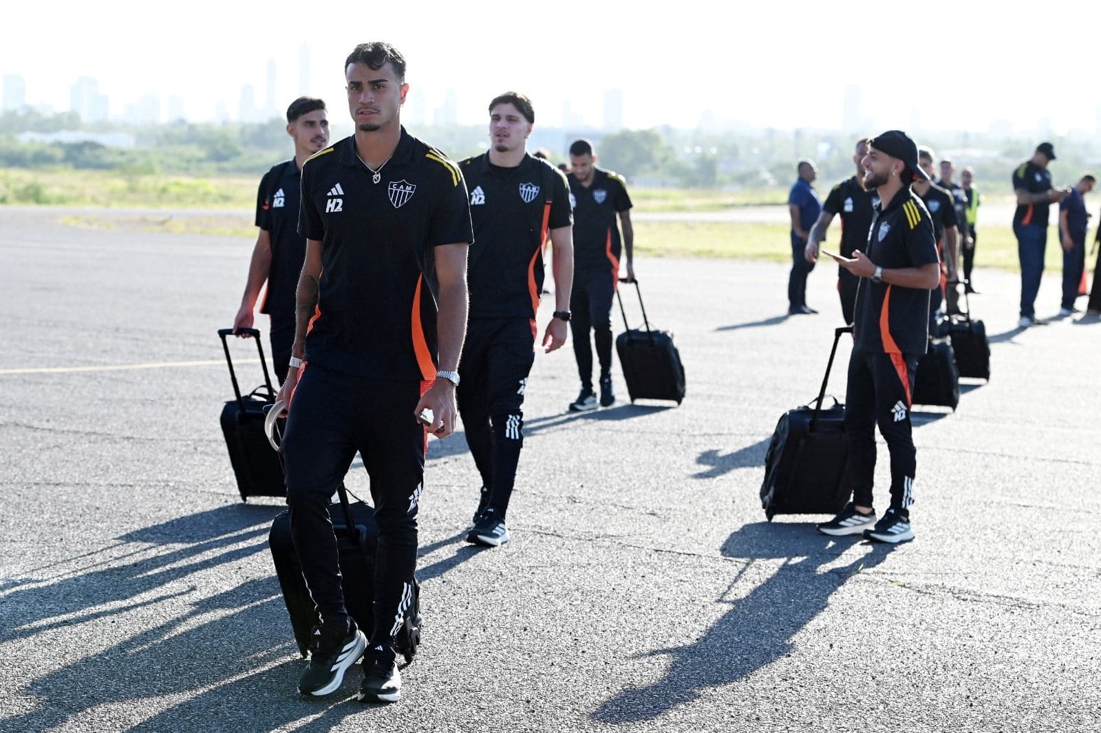 Reinier, do Atlético Mineiro, chega com a equipe para a final da Copa Sul-Americana de 2025 no Aeroporto Internacional Silvio Pettirossi, em Luque, Paraguai, em 19 de novembro de 2025.