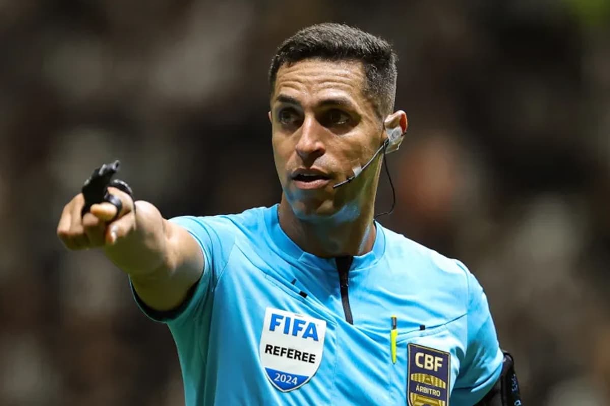 Árbitro Rodrigo Jose Pereira de Lima gesticulando e olhando para frente durante uma partida do Brasileirão