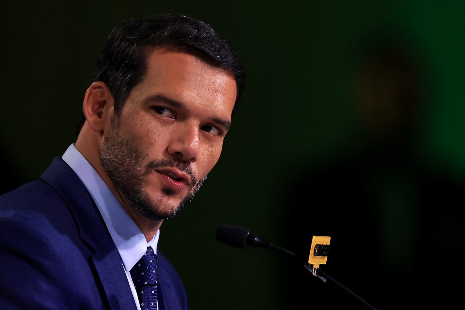 O recém-eleito presidente da Confederação Brasileira de Futebol (CBF), Samir Xaud, durante uma coletiva de imprensa para anunciar Ancelotti como o novo técnico da Seleção Brasileira de Futebol, realizada no Hotel Grand Hyatt em 26 de maio de 2025, no Rio