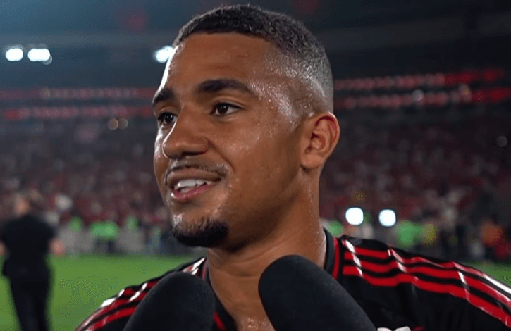 Samuel Lino sorri em entrevista após marcar o gol da vitória sobre o Ceará