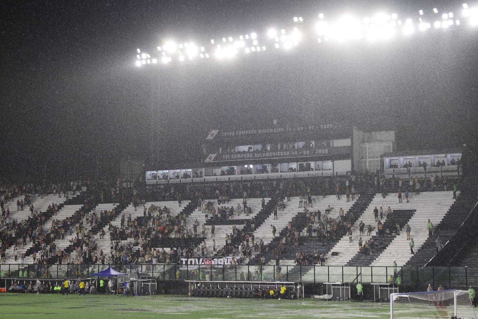 Arquibancada de São Januario numa noite chuvosa no Rio de Janeiro