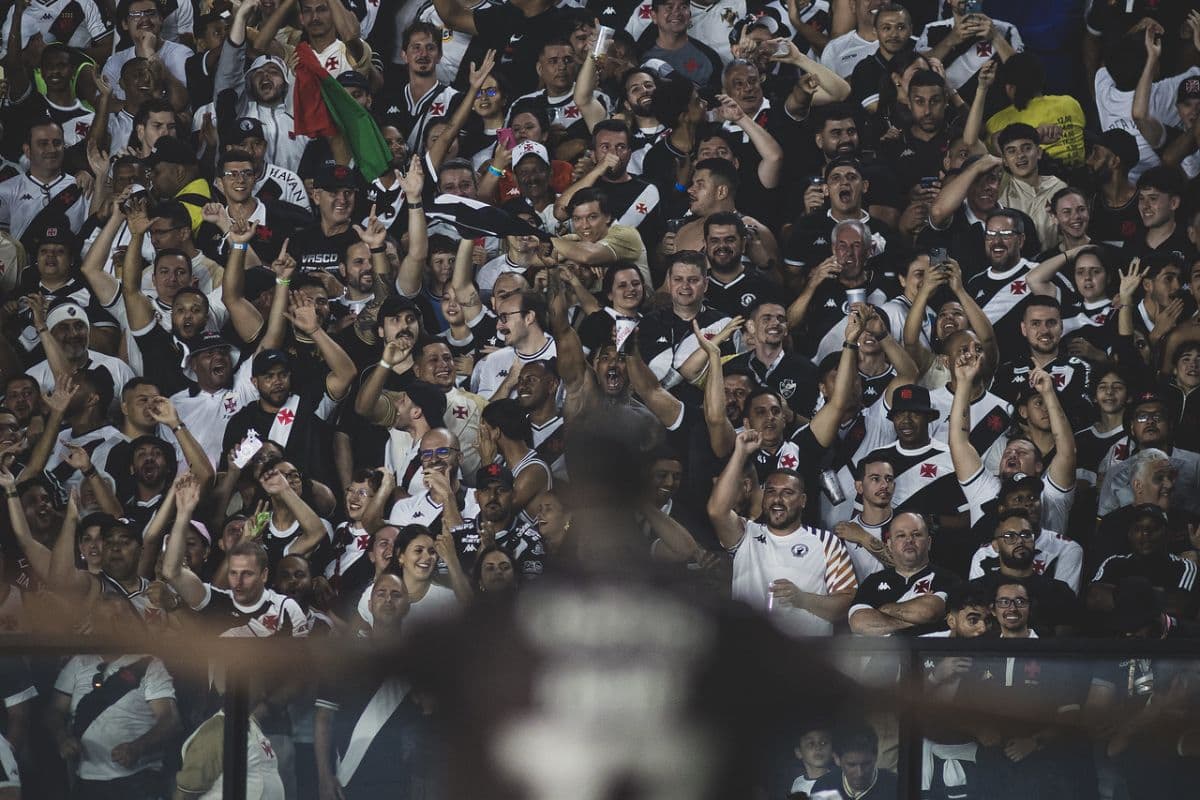 Torcida do Vasco em São Januário celebra gol marcado pelo atacante Rayan