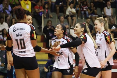 Jogadoras do Sesc Flamengo comemoram ponto