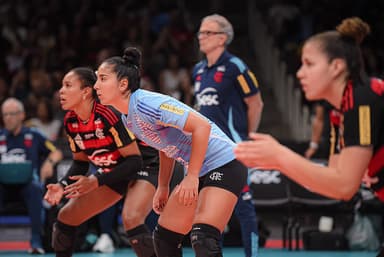 Simone Lee, Laís e Karina foram a  linha de passe do Sesc Flamengo e aguardam saque rival; ao fundo, Bernardinho observa