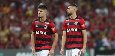 Thuler e Léo Duarte em jogo do Flamengo em 2019