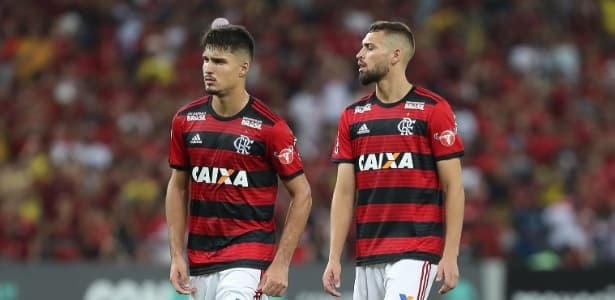 Thuler e Léo Duarte em jogo do Flamengo em 2019