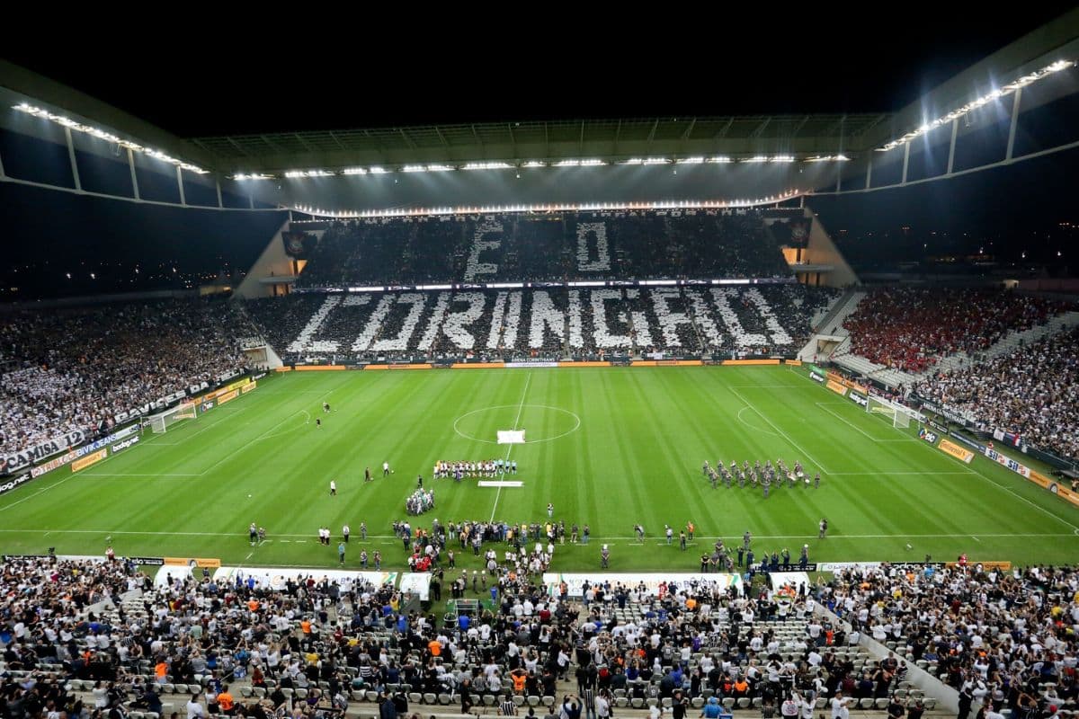 Torcida do Corinthians na Neo Química Arena faz um mosaico escrito É o Coringão