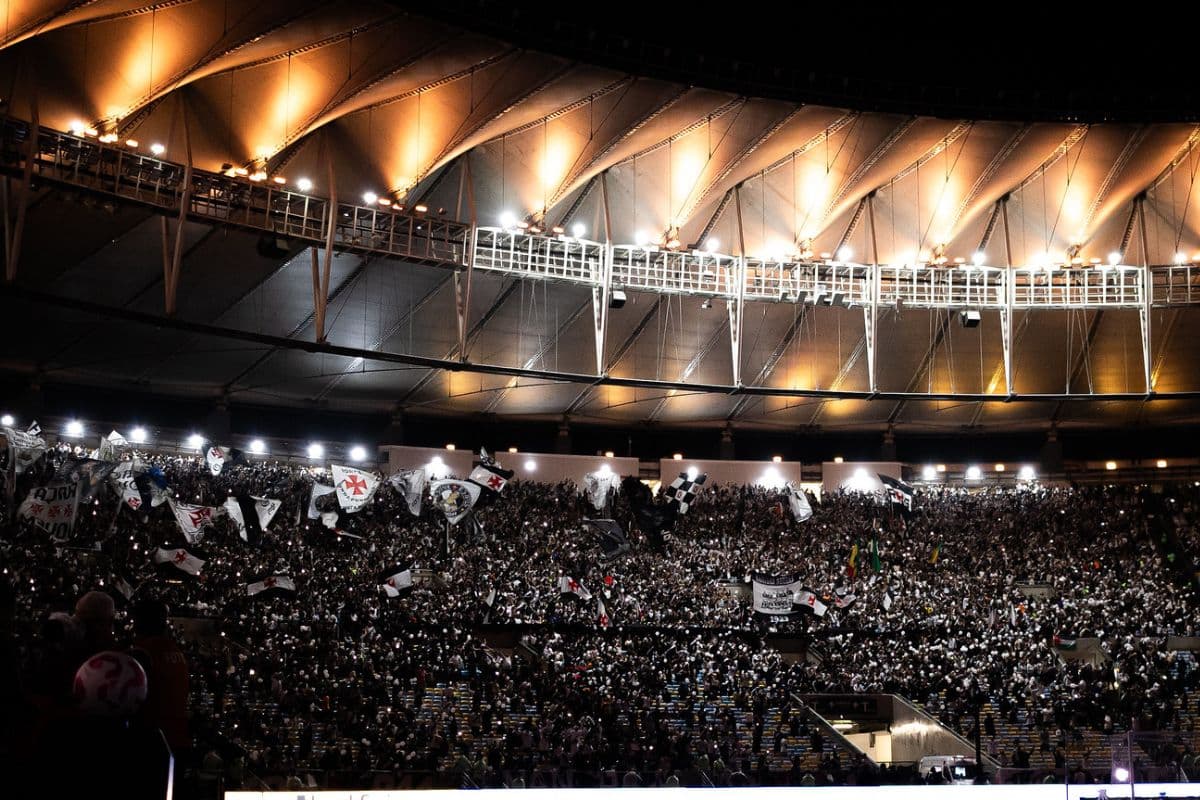 Torcida do Vasco no Maracanã em clássico contra o Fluminense