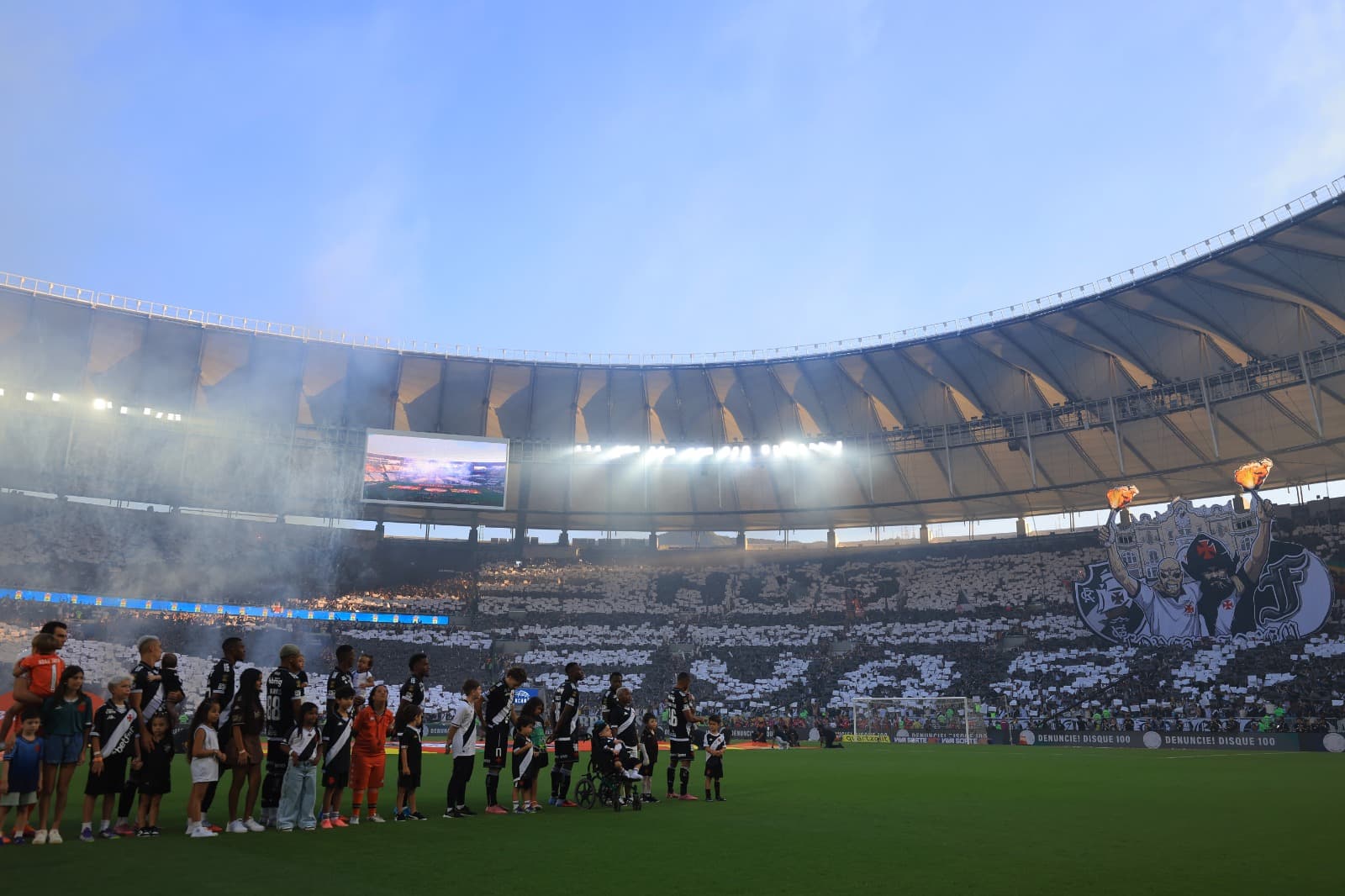 Jogadores e árbitros se alinham antes da partida de volta da final da Copa do Brasil 2025 entre Corinthians e Vasco da Gama, no Estádio São Januário, em 21 de dezembro de 2025, no Rio de Janeiro, Brasil.
