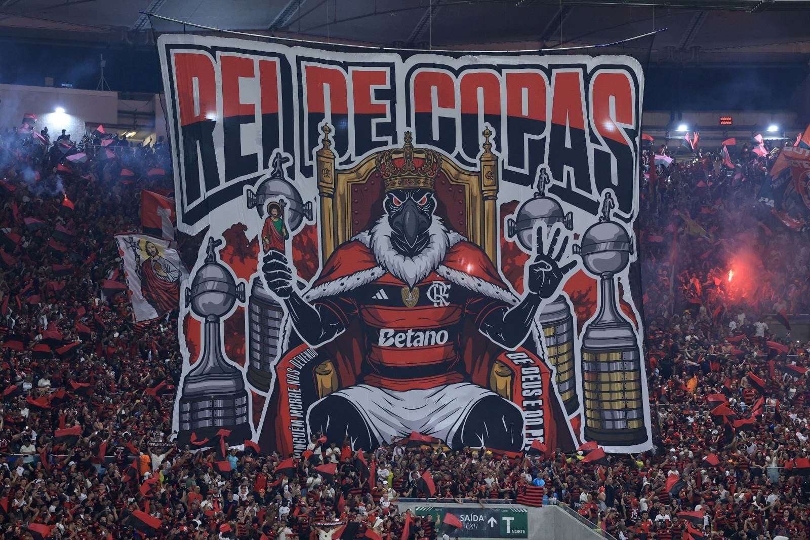 Torcedores do Flamengo exibem uma grande faixa durante a partida do Brasileirão 2025 entre Flamengo e Ceará, no Estádio do Maracanã, em 3 de dezembro de 2025, no Rio de Janeiro, Brasil.