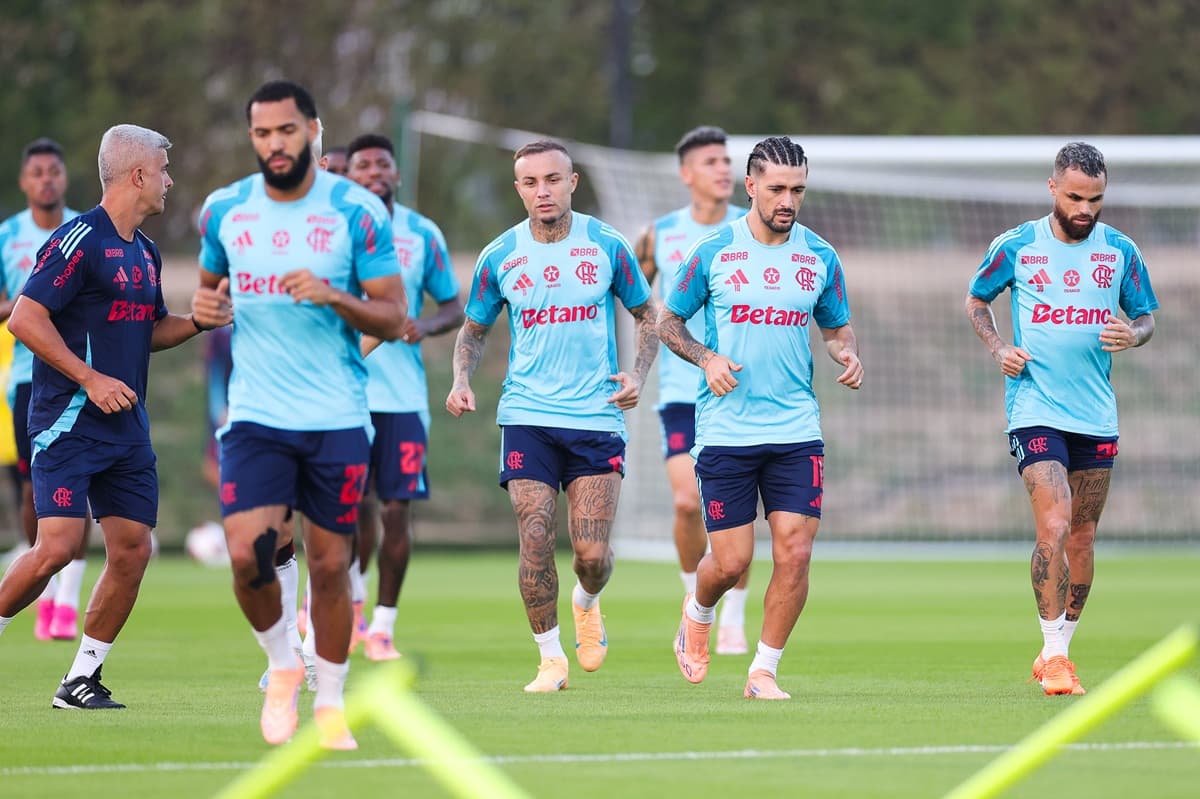 Jogadores do Flamengo, que tenta evitar prejuízo na Copa Intercontinental, treinam para jogo contra o Cruz Azul