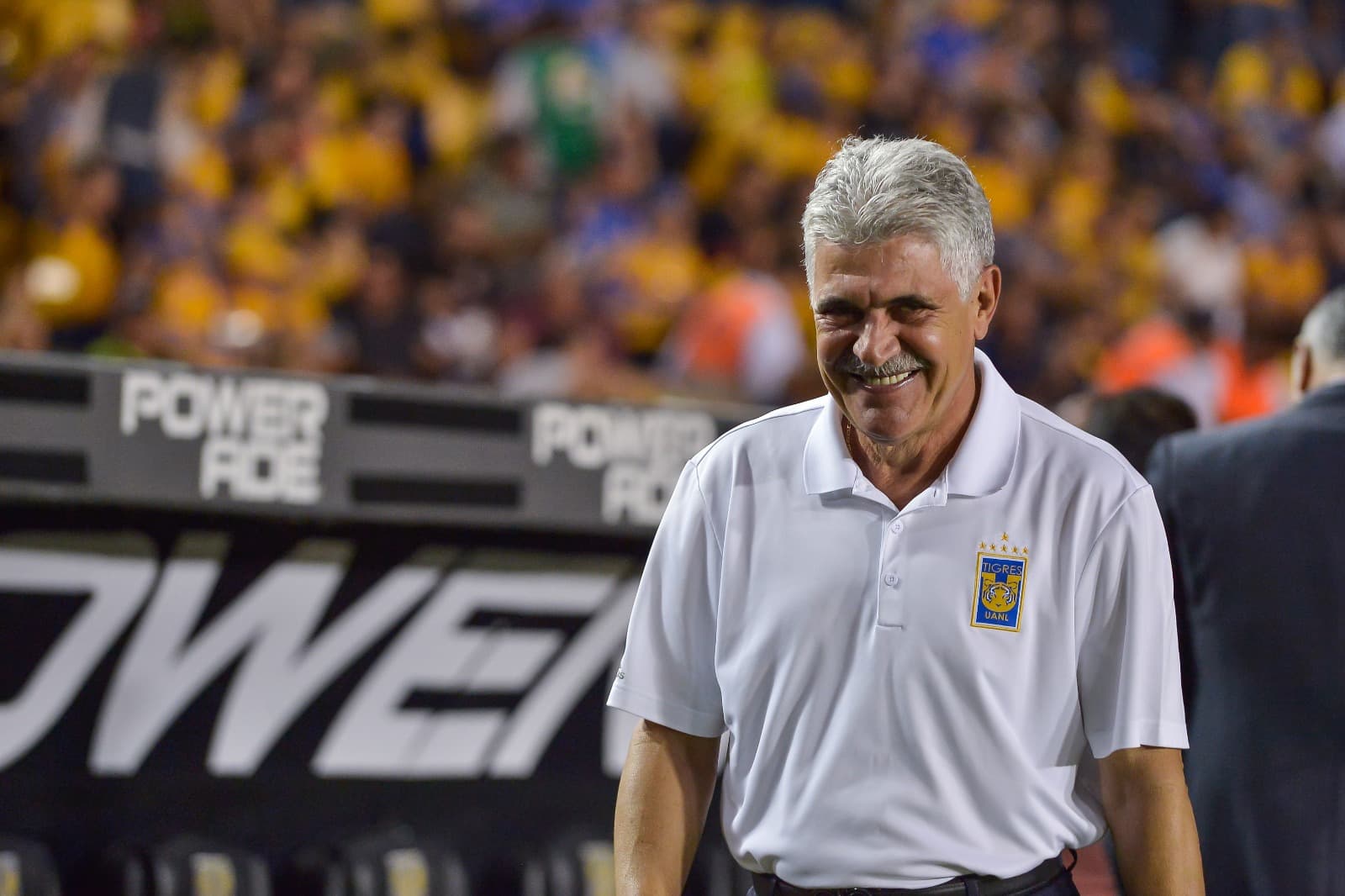 Ricardo 'Tuca' Ferretti, treinador do Tigres, observa a partida da sétima rodada entre Tigres UANL e Necaxa, válida pelo Torneio Clausura 2019 da Liga MX, no Estádio Universitário, em 16 de fevereiro de 2019, em Monterrey, México.