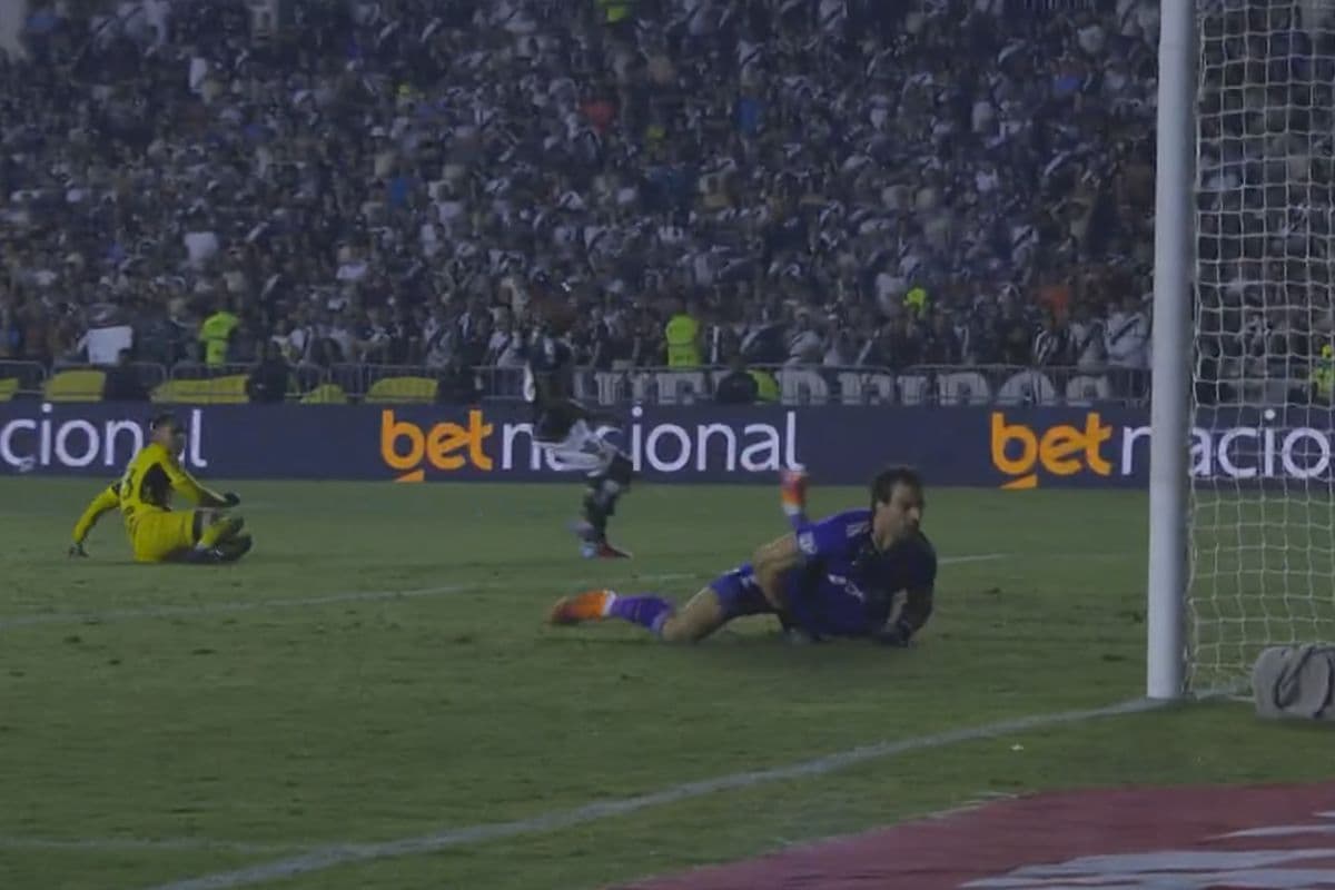 Momento do gol marcado por Renato Marques, do Mirassol, no goleiro Léo Jardim, do Vasco, em São Januário