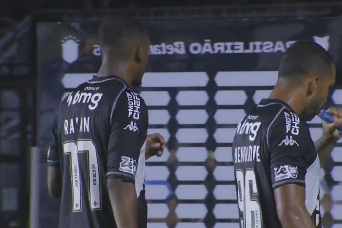 Rayan e Paulo Henrique, do Vasco, após a derrota para o Mirassol