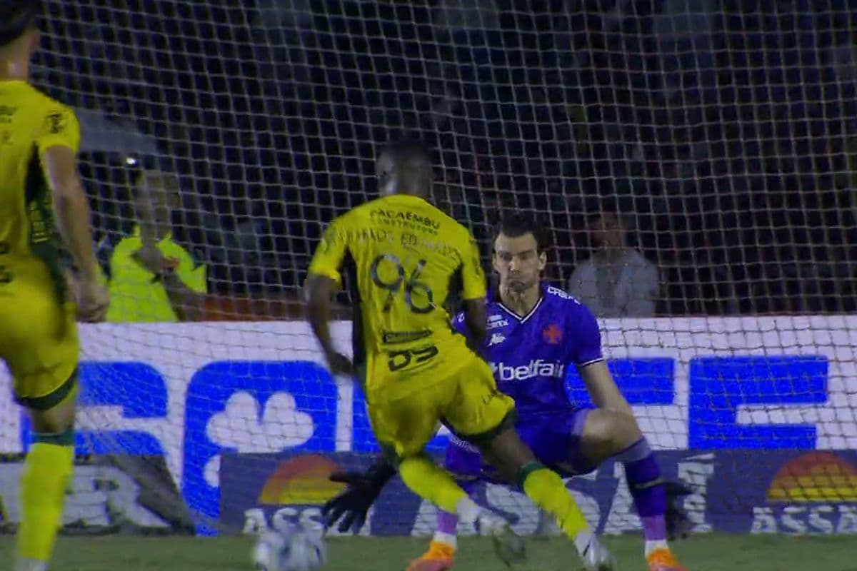 Carlos Eduardo, do Mirassol, marca o segundo gol em cima do goleiro Léo Jardim, do Vasco, em São Januário