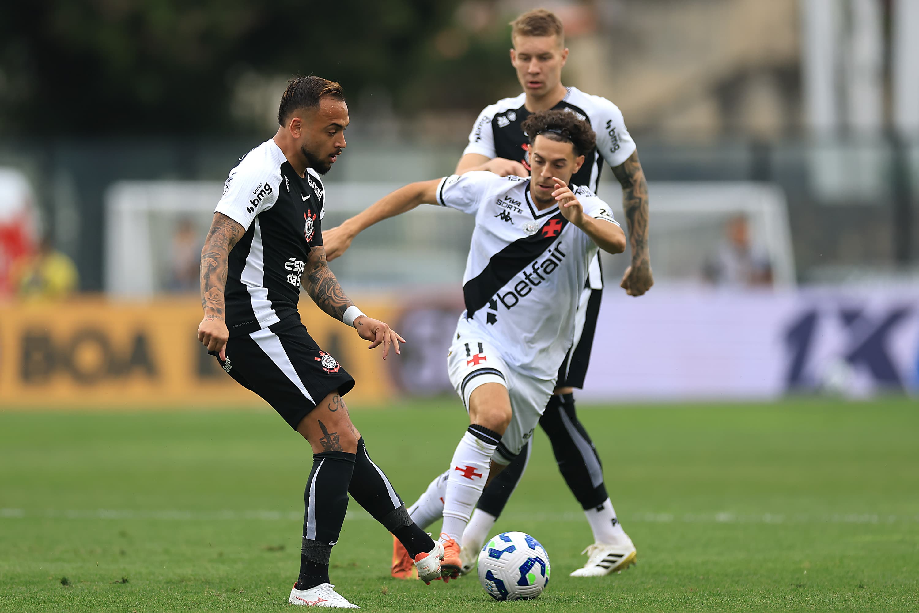 Maycon e Nuno Moreira durante Corinthians x Vasco