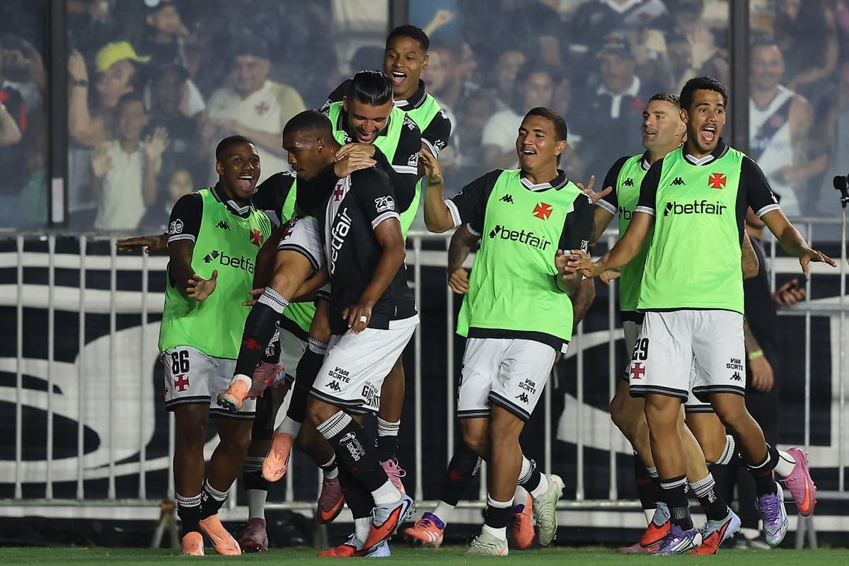 Jogadores do Vasco que compuseram a escalação contra o Internacional comemoram gol de Rayan