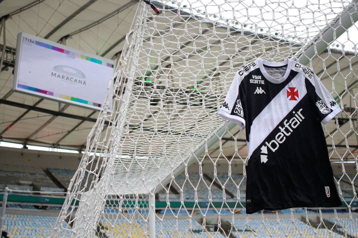 Camisa do Vasco pendurada nas redes de um dos gols do Maracanã