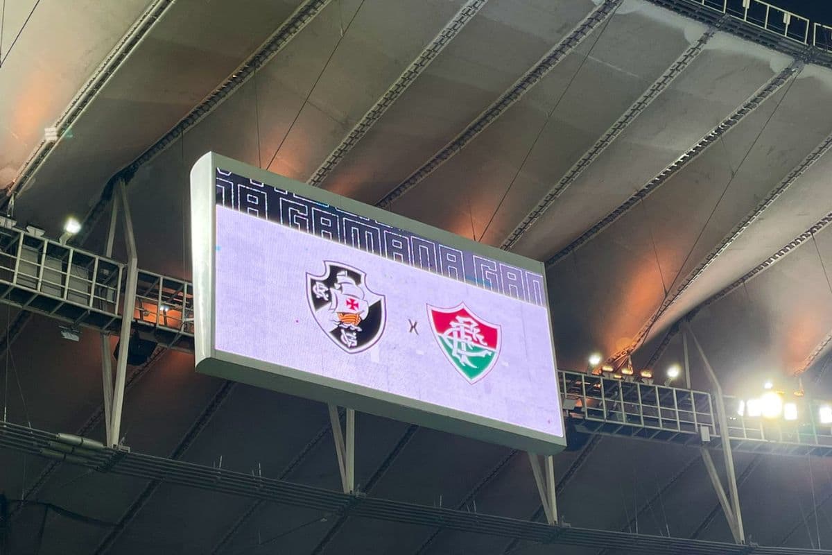 Telão do Maracanã mostrando os escudos de Vasco e Fluminense