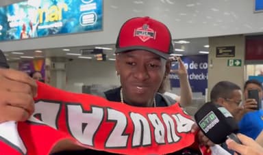 Vitão, novo reforço do Flamengo, chega ao Rio de Janeiro