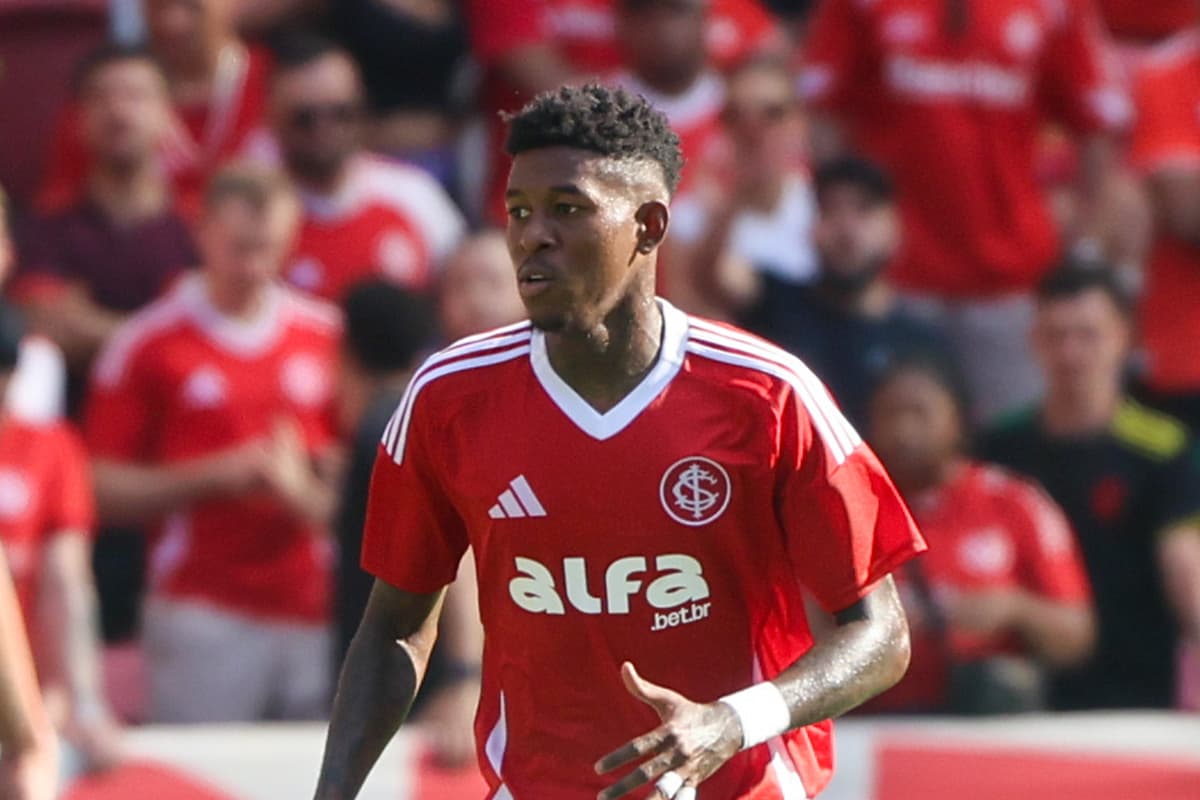 Vitão, zagueiro do Internacional, durante partida no Beira-Rio