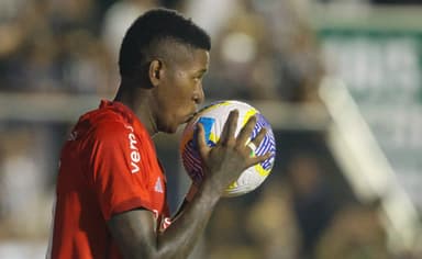 Vitão, na mira do Flamengo, beija a bola em jogo do Internacional
