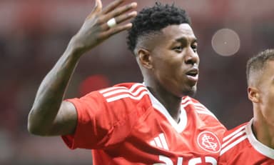 Vitão, zagueiro do Internacional, vai jogar no Flamengo