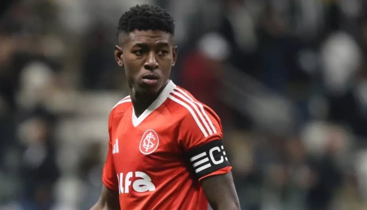 Vitão com a faixa de capitão em jogo do Internacional