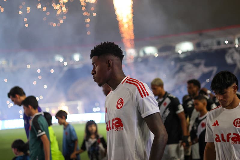 Vitão, alvo do Flamengo, em ação pelo Internacional