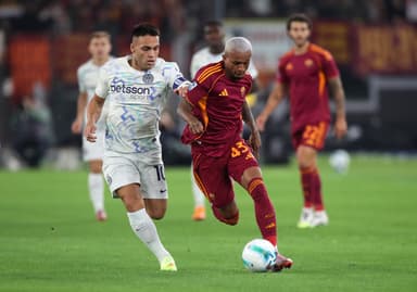 Wesley Franca, da AS Roma, disputa a bola com Lautaro Martinez, da Internazionale, durante a partida da Série A entre AS Roma e Juventus FC, no Estádio Olímpico, em 18 de outubro de 2025, em Roma, Itália.