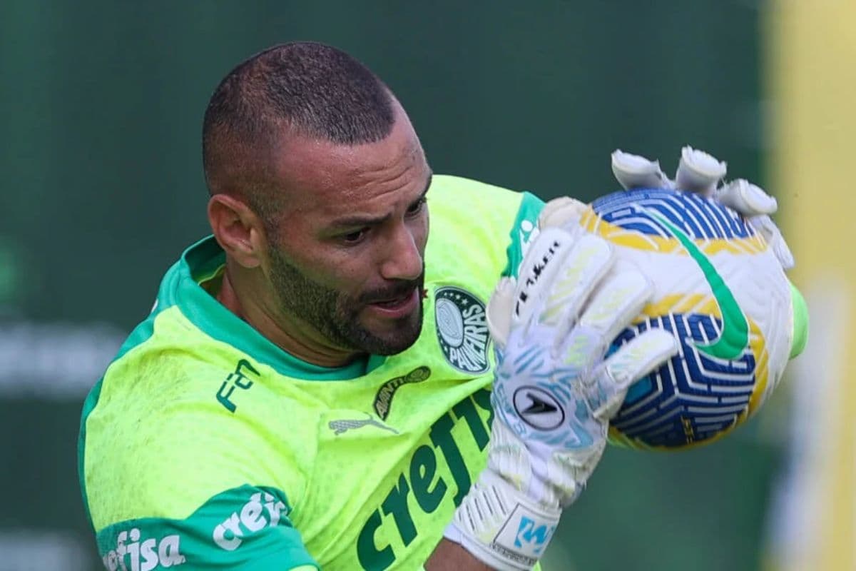 Weverton, goleiro do Palmeiras, durante treinamento