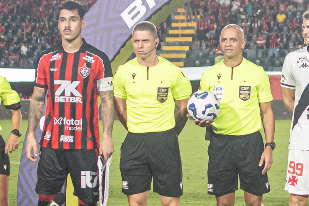 Árbitro Wilton Pereira Sampaio apitando jogo do Vitória no Barradão