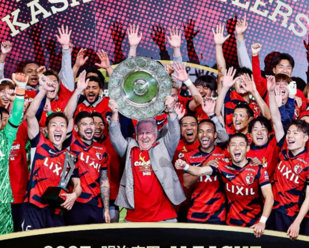 Zico levanta taça do Campeonato Japonês