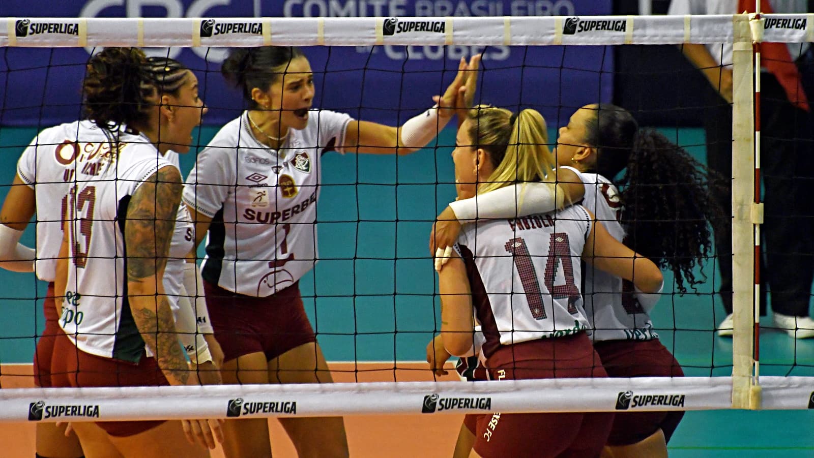 Jogadoras do Fluminense comemoram ponto em partida contra o Tijuca pela 10ª rodada da Superliga Feminina de Vôlei 2025/26.