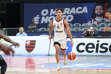 Gueiros em quadra pelo FlaBasquete, no Maracanãzinho