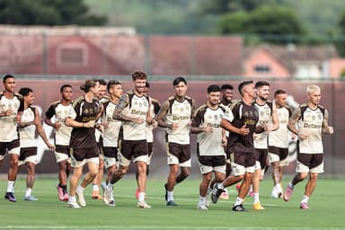 Filipe Luis corre com os altetas durante treino