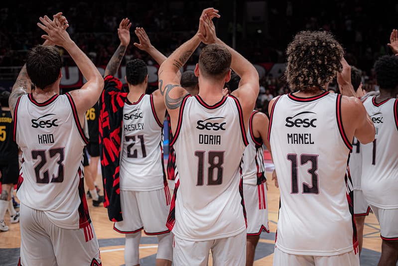 Time do FlaBasquete aplaude torcida do Flamengo no Maracanãzinho