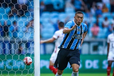 Carlos Vinícius, atacante do Grêmio, marca 3 gols contra o São Luiz