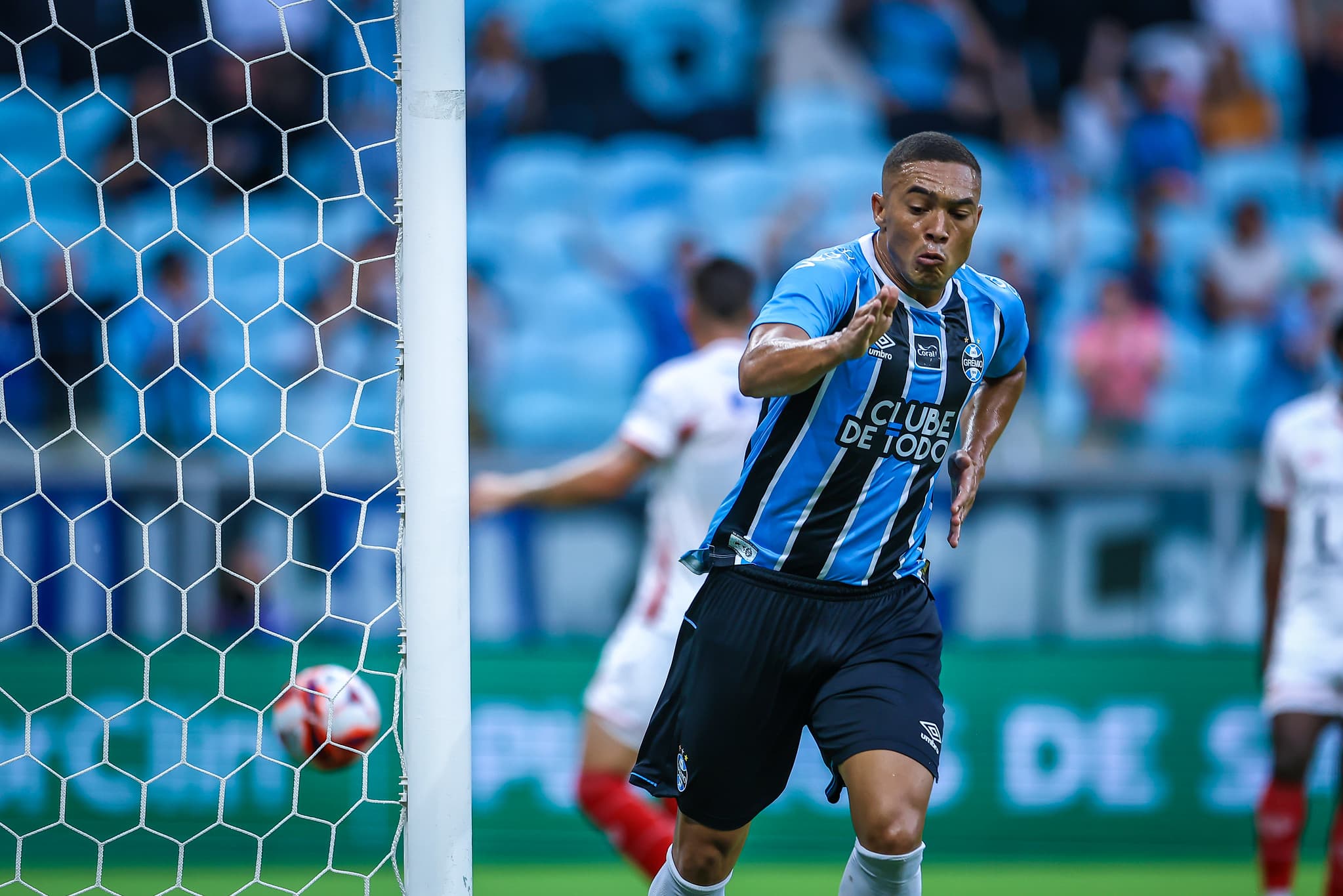 Carlos Vinícius, atacante do Grêmio, marca 3 gols contra o São Luiz
