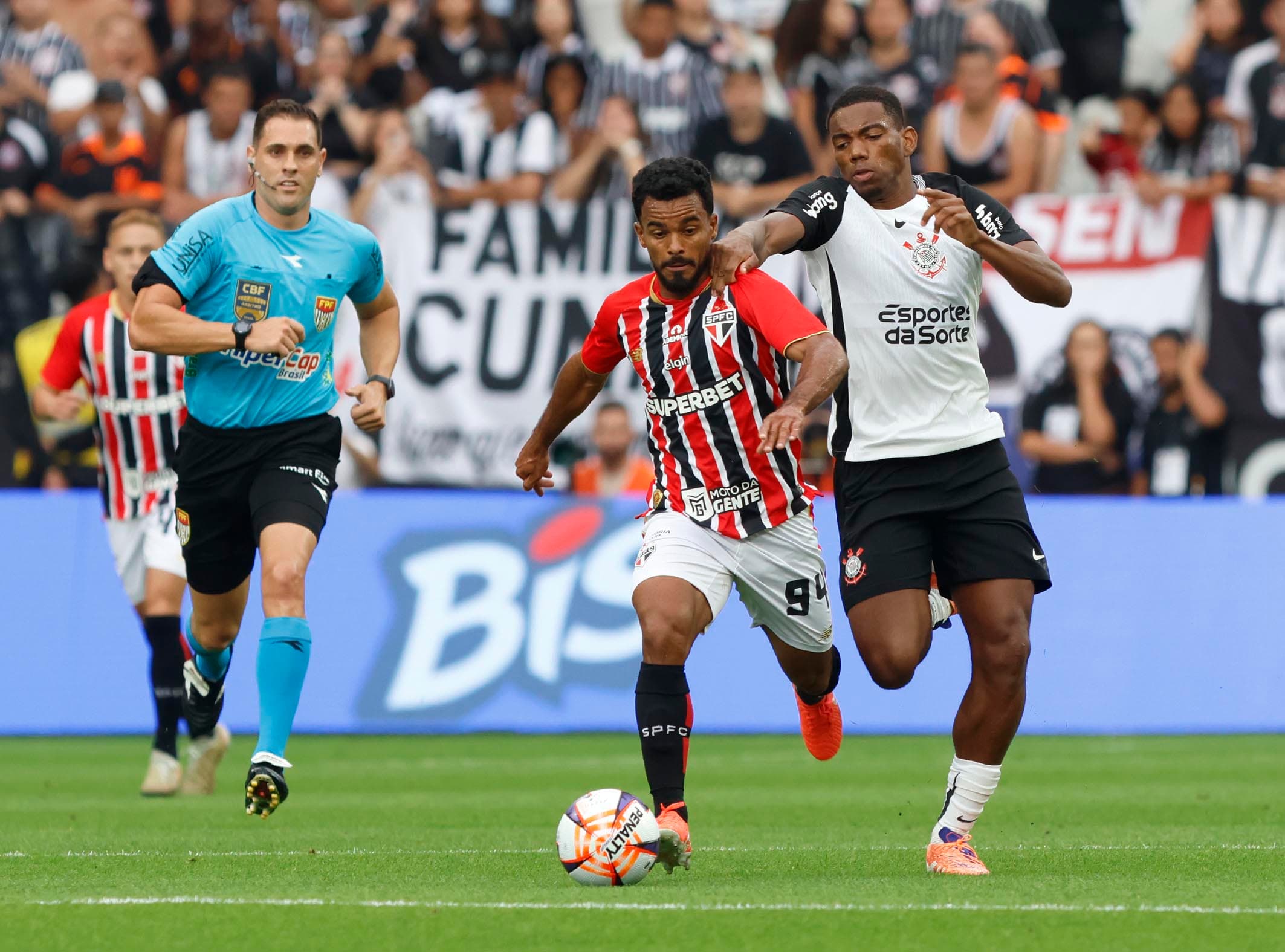 Jogadores de Corinthians e São Paulo disputam bola em partida do Paulista