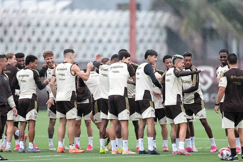 Jogadores do Flamengo durante treino antes da estreia no Brasileirão