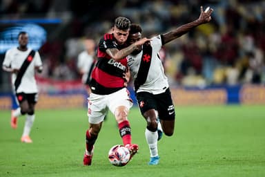Jorge Carrascal em dividida durante jogo do Flamengo contra o Vasco