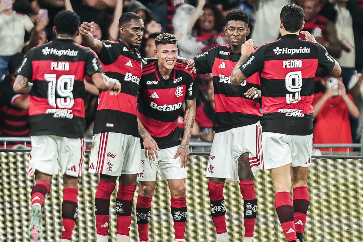 Carrascal comemora gol com companheiros de Flamengo