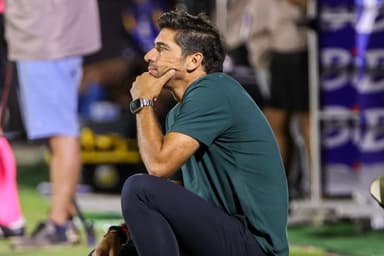 Abel Ferreira, treinador do Palmeiras, pensativo na derrota por 4 a 0 para o Novorizontino