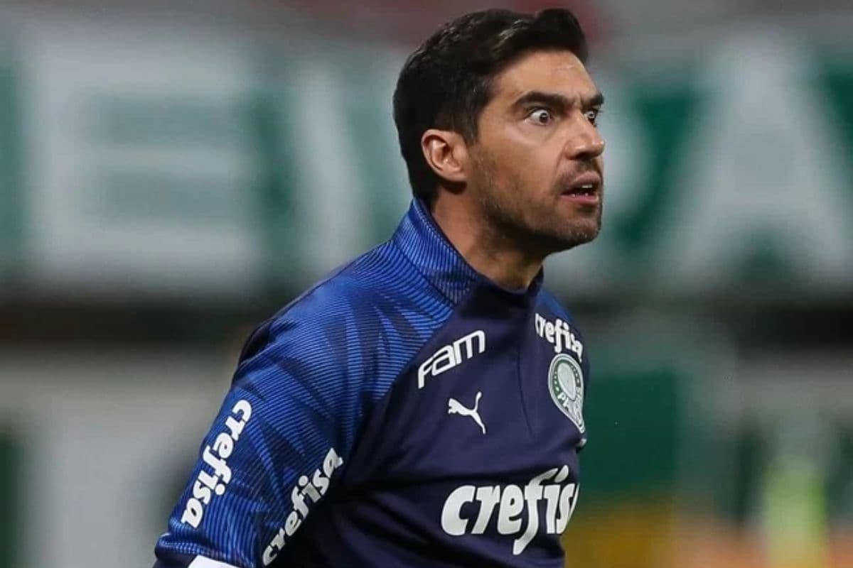 Abel Ferreira, treinador do Palmeiras, com os olhos saltados e expressão de raiva